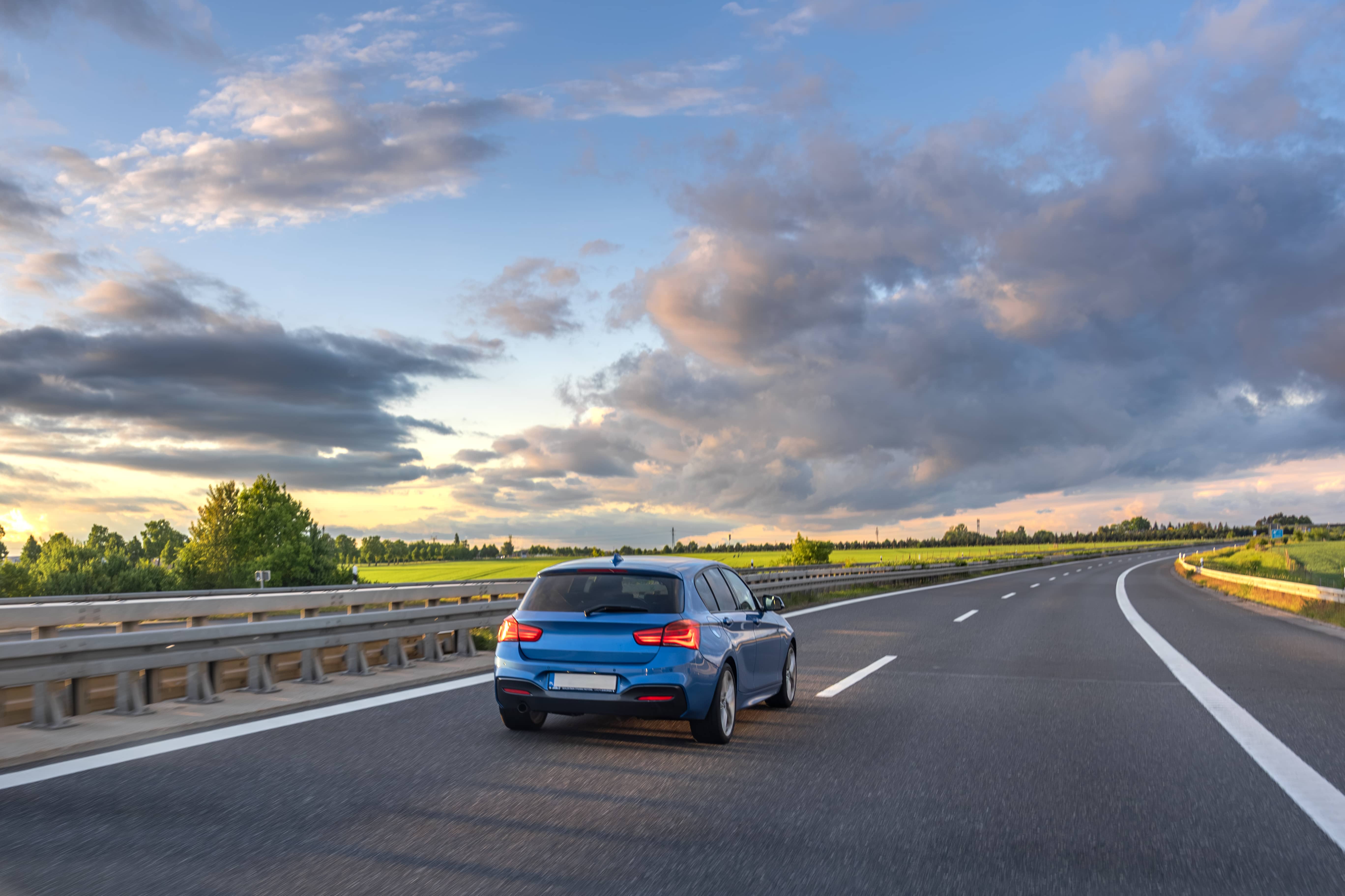 voiture-BMW-sur-la-route